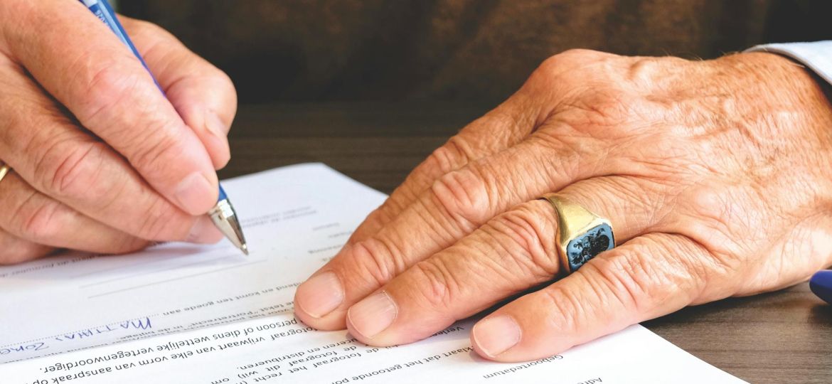 person-signing-document-paper-618158
